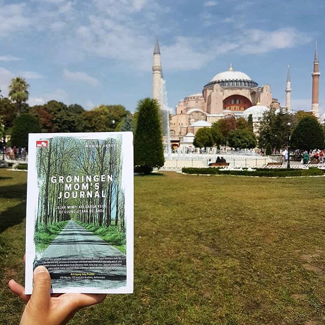 elexmedia's tweet photo. #BookTestimony #GroningenMomsJournal from @monikaoktora
.
"Kalau ada yang bilang bahwa menuntut ilmu ke luar negeri itu banyak enaknya, itu tidak sepenuhnya benar. Di balik foto-foto traveling para pelajar Indonesia di sini, ada beban berat yang diemban.… https://t.co/8lEOnBjUHz https://t.co/r2SNCgkW1P