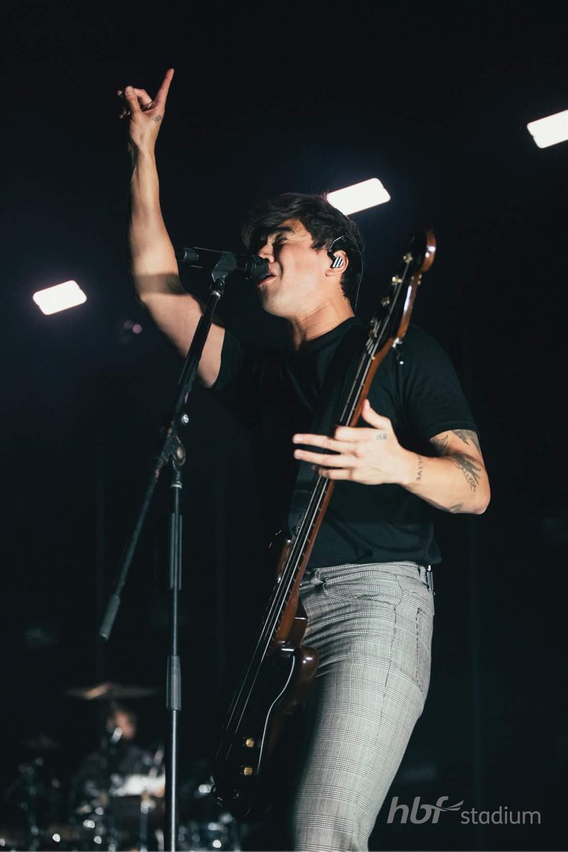 5soswith_fans's tweet photo. Calum na scenie! #MYTPerth📸 Alex Hayward https://t.co/jmDGXfW2VA