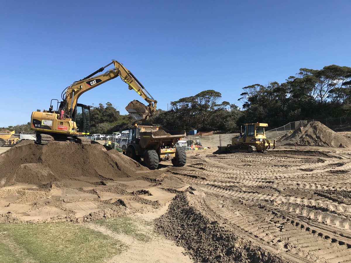 golfshapes's tweet photo. Construction on the new driving range facility has continued at Nsw golf club this week. https://t.co/8oCK0l3IeO