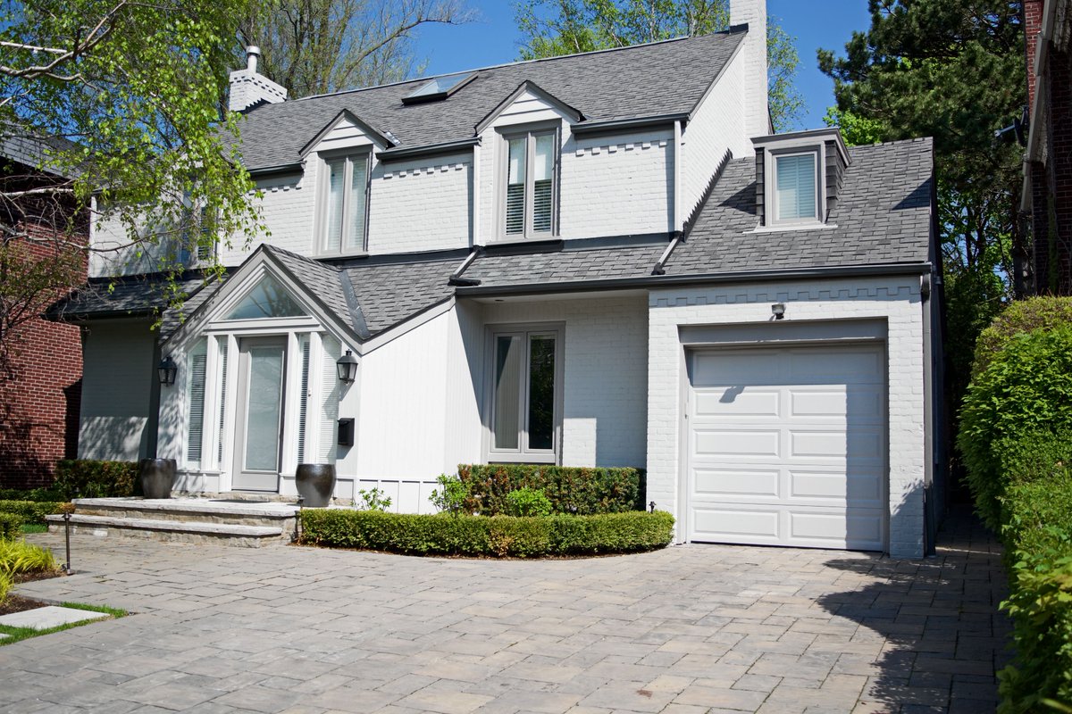 MetropolitanGar's tweet image. A simple, yet beautiful look to this home with our 8’ Wide X 8’ High, Raised panel steel garage door.

 #garagedoorsupplier #garagegoals #torontosupplier #garagedoorservices #residentaldesign #homeimprovement #homestyle  #residentalgaragedoors #garagedoortrends @chiohd