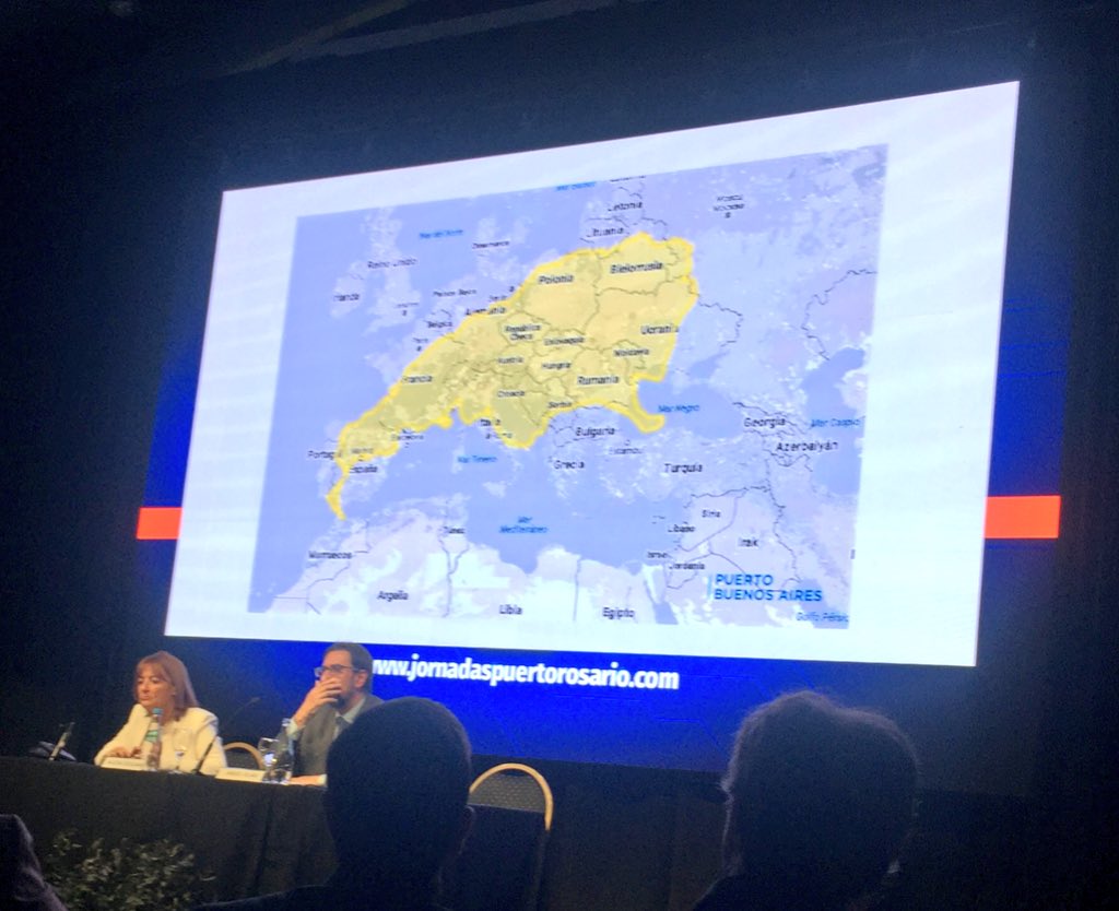 aduananews's tweet photo. #ENAPRO2018 | El mundo tiene que saber cómo se trabaja en Argentina La gran economía del país pasa por los puertos. Gonzalo Mórtola del puerto de Buenos Aires y vicepresidente de OEA invita a desarrollarlo. Vean la costa en el mapa de Europa. #JuntosLoHacemos https://t.co/AhbgzAEGAT