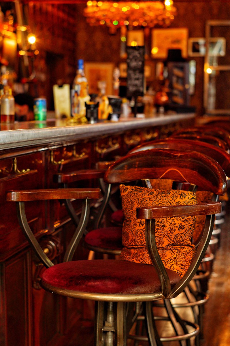 Estamos ubicados en #TheHipHotel y abrimos todos los días desde las 7:30pm #Cocktail #Bar #RedLuxuryBar