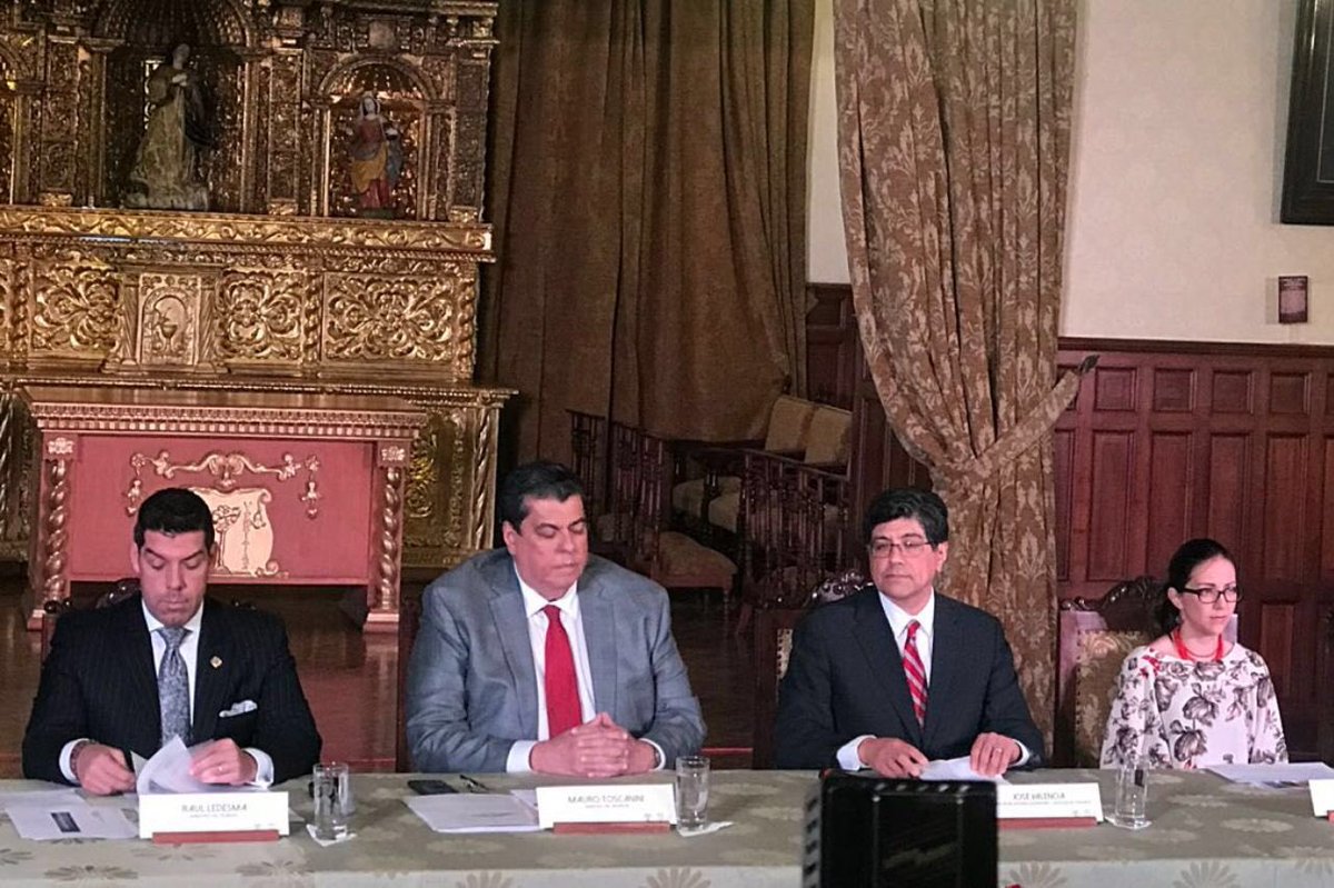 MinGobiernoEc's tweet photo. #MauroToscanini: "Y como lo indica el Acuerdo de @CancilleriaEc 243 donde se permite el ingreso de menores de edad y adolescentes siempre que los padres tengan pasaporte”.  #MovilidadHumanaEC 2/2 https://t.co/GcPynmMbyp
