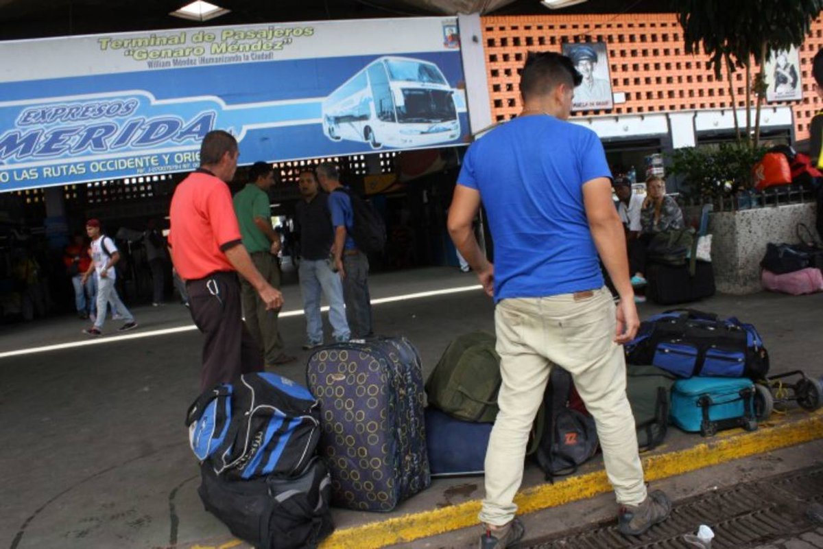 DolarToday's tweet photo. ¡ATENCIÓN! En terminal de Táchira cobran los pasajes en dólares -► https://t.co/5gvE49SZx5 https://t.co/Jy4FlvD3if