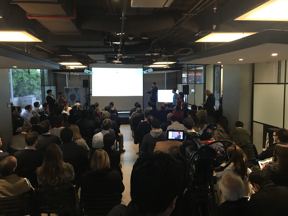 TomasSanchezV's tweet image. Lleno total y buenísimos startups en el #TechEvening de @startupchile en #BridgeCL / @Accenture_CL apoyando y potenciando la innovación y el emprendimiento 👊🏻💪🏻