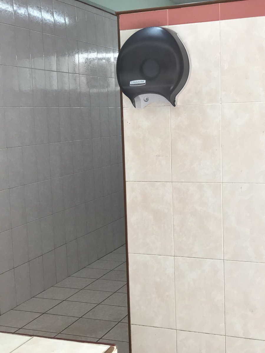sinahinavarro's tweet photo. @medicosconcausa #teestoyobservando pude observar que en los baños de la facultad de medicina con mayor frecuencia en los de mujeres casi nunca se encuentra papel, deberían de contar siempre con eso, #esindispensable https://t.co/2mJ7TimnNV