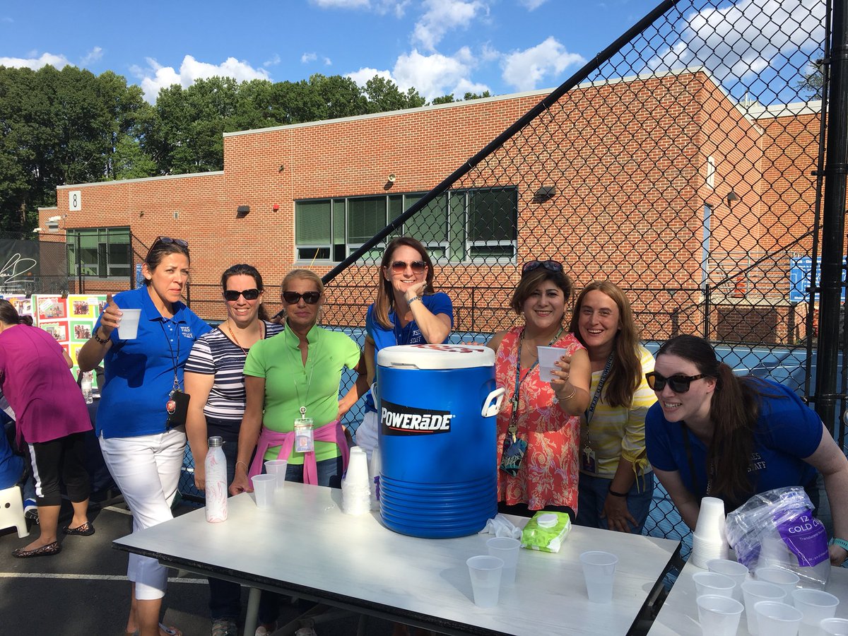 NSpringfieldES's tweet photo. Everyone had fun! #beaverblast #BackToSchool2018 #fcpsregion2 https://t.co/yTqLDD0BnQ