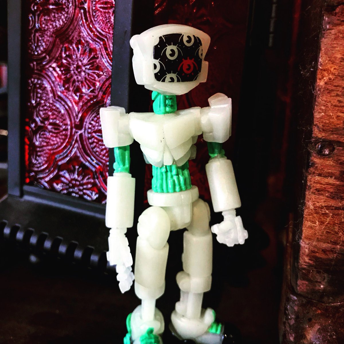 BuzzyBluebell's tweet photo. The final of the three figures for tomorrow’s drop! Glow in the dark! The faces on these heads are a collaboration between me and @mushbuh
#glyos #glyoscompatible #glyosconnection #avrobot #nemosfactory #onelldesign #newrelease #robot #objecthead #toy #indietoy #indietoys #pvc https://t.co/HKDi6Tj5cP