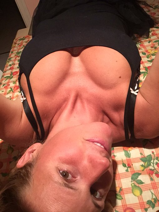 Questa sera ho deciso di apparecchiare il tavolo cos&igrave;.....vi aspetto in diretta su https://t.co/kM6mQkQ3CY<a href="/tag/live"class="tags"><span>#live</span></a><a href="/tag/liveshow"class="tags"><span>#liveshow</span></a><a href="/tag/michelleferrari"class="tags"><span>#michelleferrari</span></a>