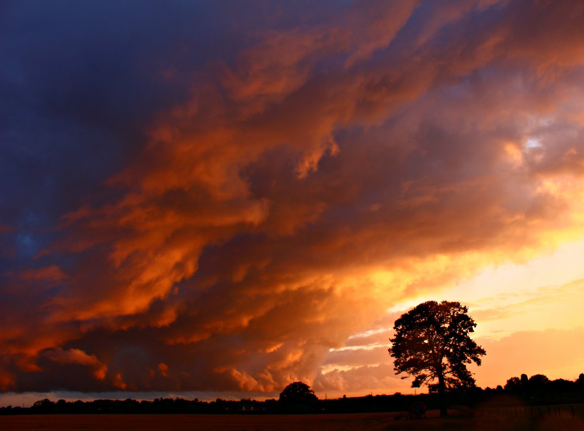 Hevvyr's tweet photo. Stormy skies over North Warwickshire tonight especially colourful when mixed with a sunset and rain #sunset #Warwickshire #farm #netherwhitacre #clouds https://t.co/UWyE9VKFIc