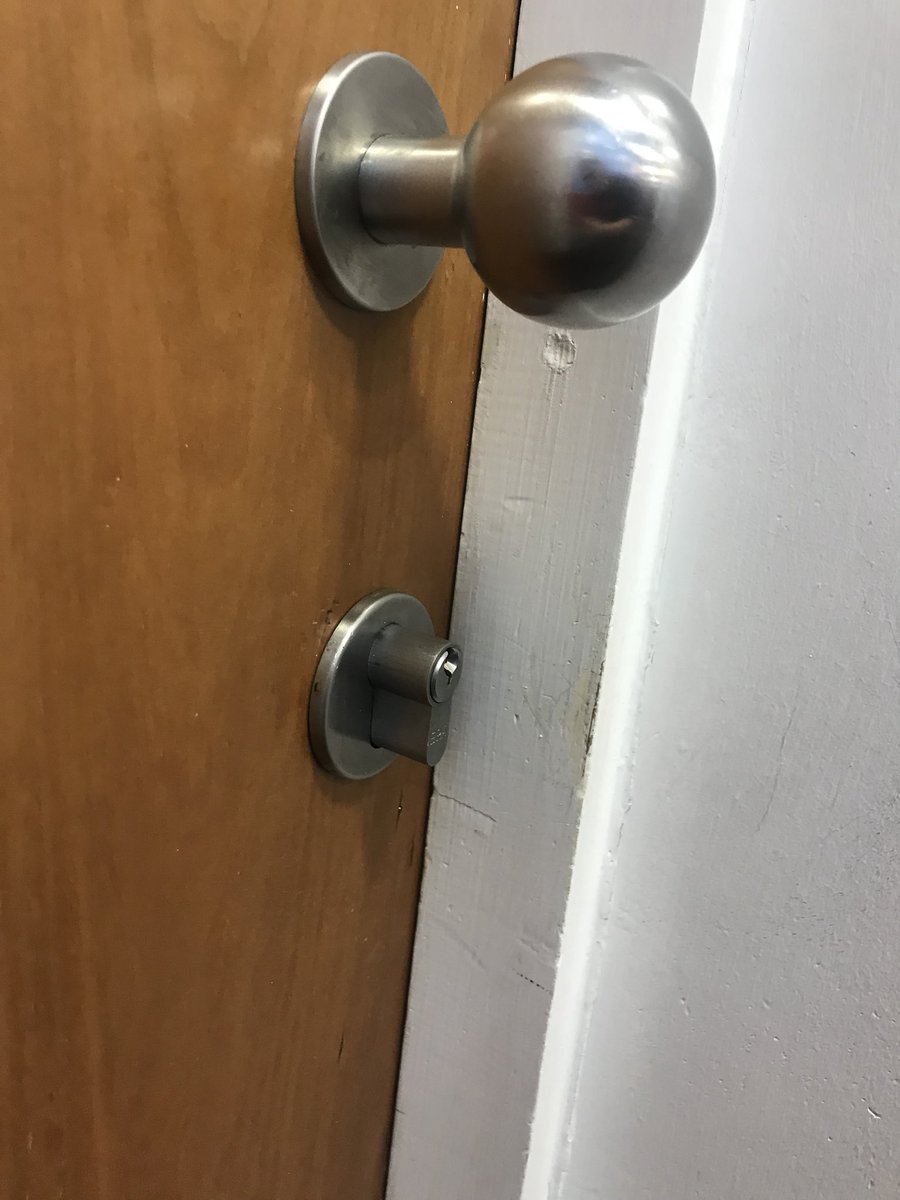 FranticLocks's tweet image. Uh oh, snappity snap. Wrong sized Euro cylinder on an apartment door. Guessing it’s not a thumb turn either #locksmithmanchester #snap #lookatthesizeofthat #biggaylocksmith #LGBTQ locksmithmanchester-0161.co.uk
