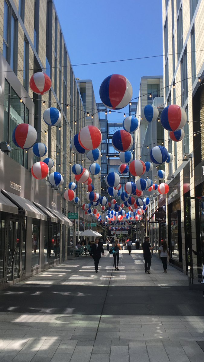 RobWeinhold's tweet image. @CityCenterDC looking very cool this afternoon, festiv! #centercitydc #beautifulday #cadredc #greatdayforawalk