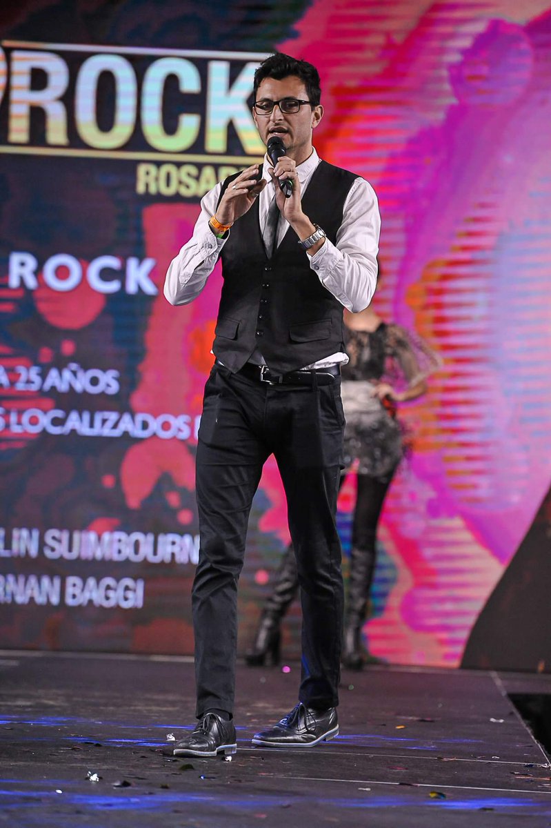 silkeymundial's tweet photo. Con estilo Rock Glam, se presentaron en el escenario de #EstiloyColor2018 el Grupo #RockRosario y #EstebanSilpituca asesor técnico de Silkey, mostrando toda la línea de productos profesionales, utilizados en los looks de las modelos.
#tendencia #corte #color #belleza #peinados. https://t.co/RK0pnpF84a