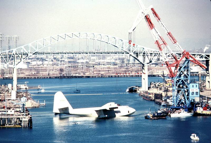 newgdbridge's tweet photo. Have a look at this iconic photo of Howard Hughes’ Spruce Goose plane in front of the current Gerald Desmond Bridge, captured as it was being moved from his hangar to display next to the Queen Mary in 1980! #TBT #LongBeach https://t.co/h0AXi19W8E