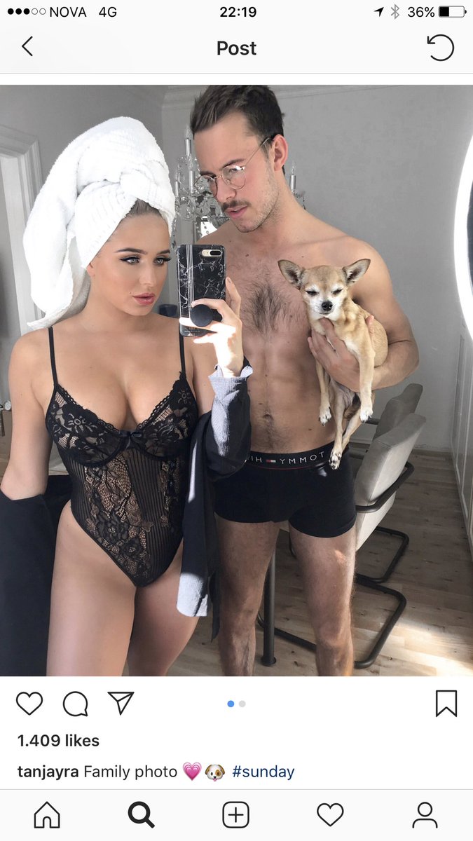 Fáránleg tilviljun! Foreldrar mínir eru með nákvæmlega eins fjölskyldumynd uppi á vegg heima nema þar heldur pabbi á mér en ekki hundi.