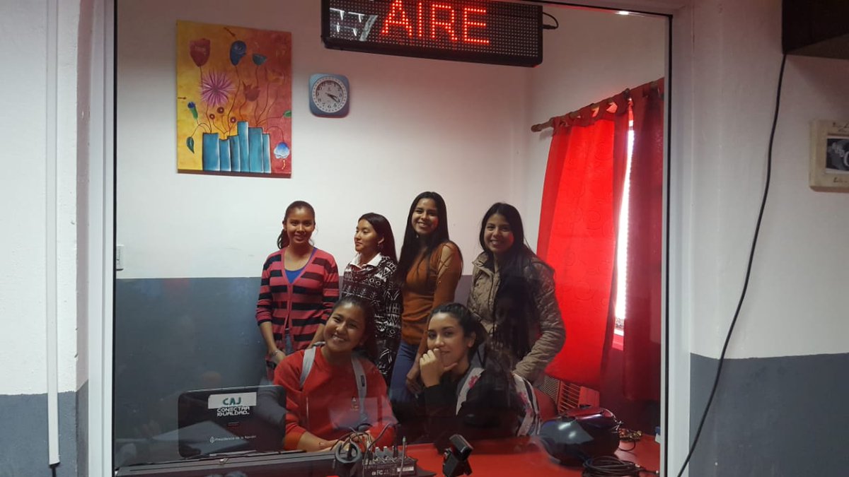 ColoniaEsa's tweet photo. #CPPSteAcompaña  #Colonia_Santa_Rosa #Colegio_5032 #Alberto_Juan_Lacroze #ESA #Tarde_de_Radio con las alumnas de 1ro. 2da. Realizando entrevistas a las candidatas a Reina de los Estudiantes de nuestro colegio
@UrtubeyJM @miguelisaok @aniberruezo @fguillesaavedra @RangeonMartin https://t.co/coy17pIsPt