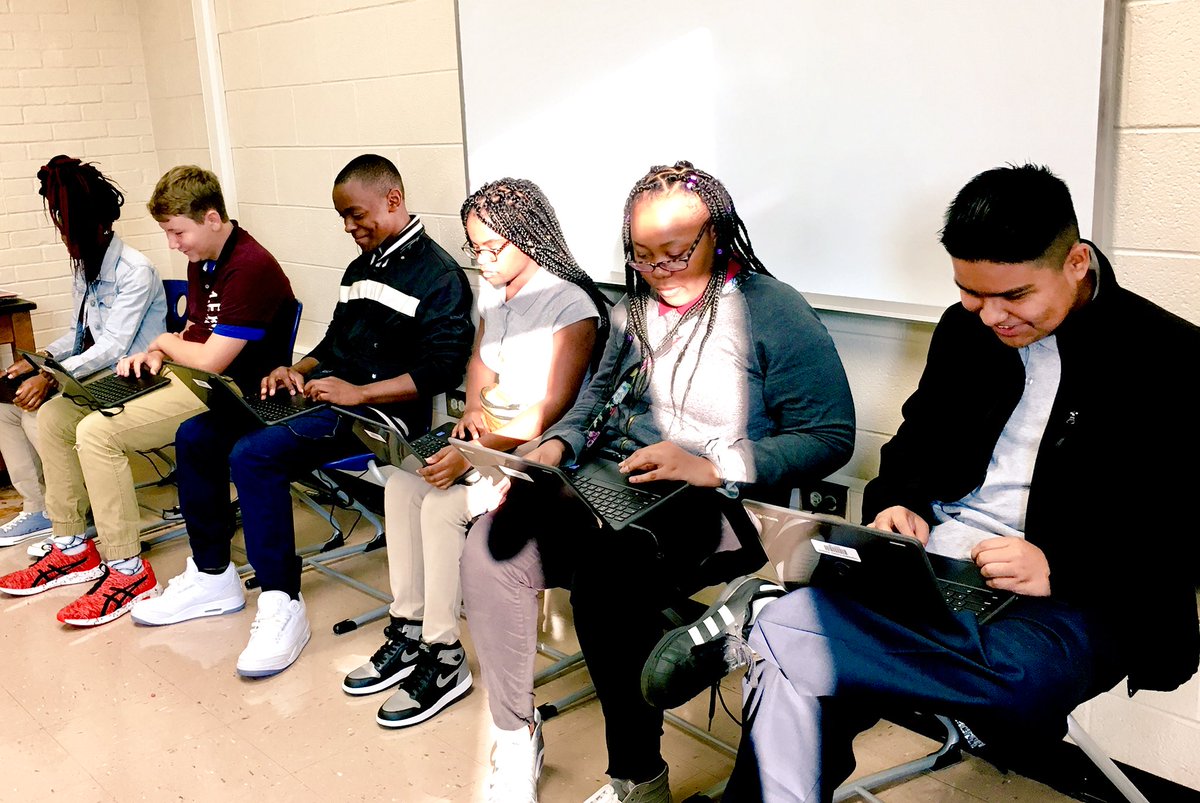 lainiebg's tweet photo. @BaptistHillMHS Ss charging while learning. All on the same @Webex with @wandohigh teacher @jbrisini &amp; @stjislanders Ss #ThisisCCSD @CCSDInnovation @CCSDConnects @JannaBSeif @techinteaching #distanceeducation https://t.co/7AhxYmbims