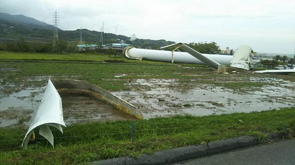 淡路島で風車が倒れている画像