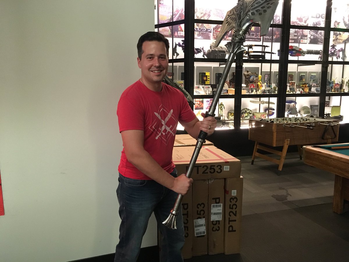 SubtimusPrime's tweet image. It has some heft.  The axe, also.