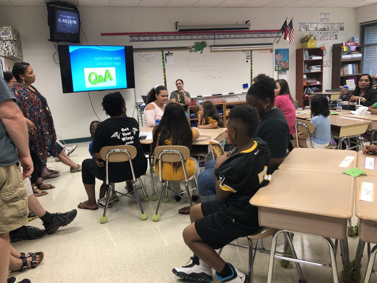 KellyBushNC's tweet image. 4th grade has got a packed house!! Families and students learning about the great year ahead. @PowellPrincipal @PowellPTA @PowellesPLAY @WCPSS_TitleI #familyengagement #linkedtolearning