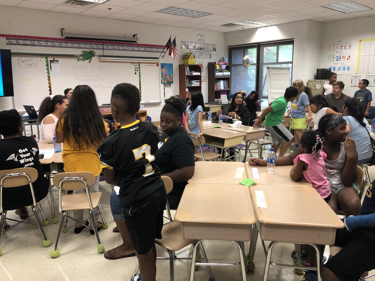 KellyBushNC's tweet image. 4th grade has got a packed house!! Families and students learning about the great year ahead. @PowellPrincipal @PowellPTA @PowellesPLAY @WCPSS_TitleI #familyengagement #linkedtolearning