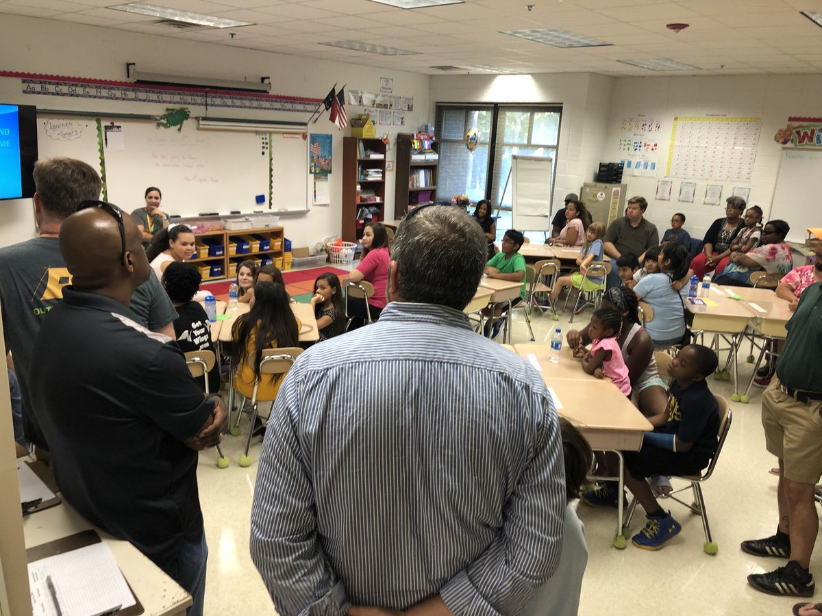 KellyBushNC's tweet image. 4th grade has got a packed house!! Families and students learning about the great year ahead. @PowellPrincipal @PowellPTA @PowellesPLAY @WCPSS_TitleI #familyengagement #linkedtolearning