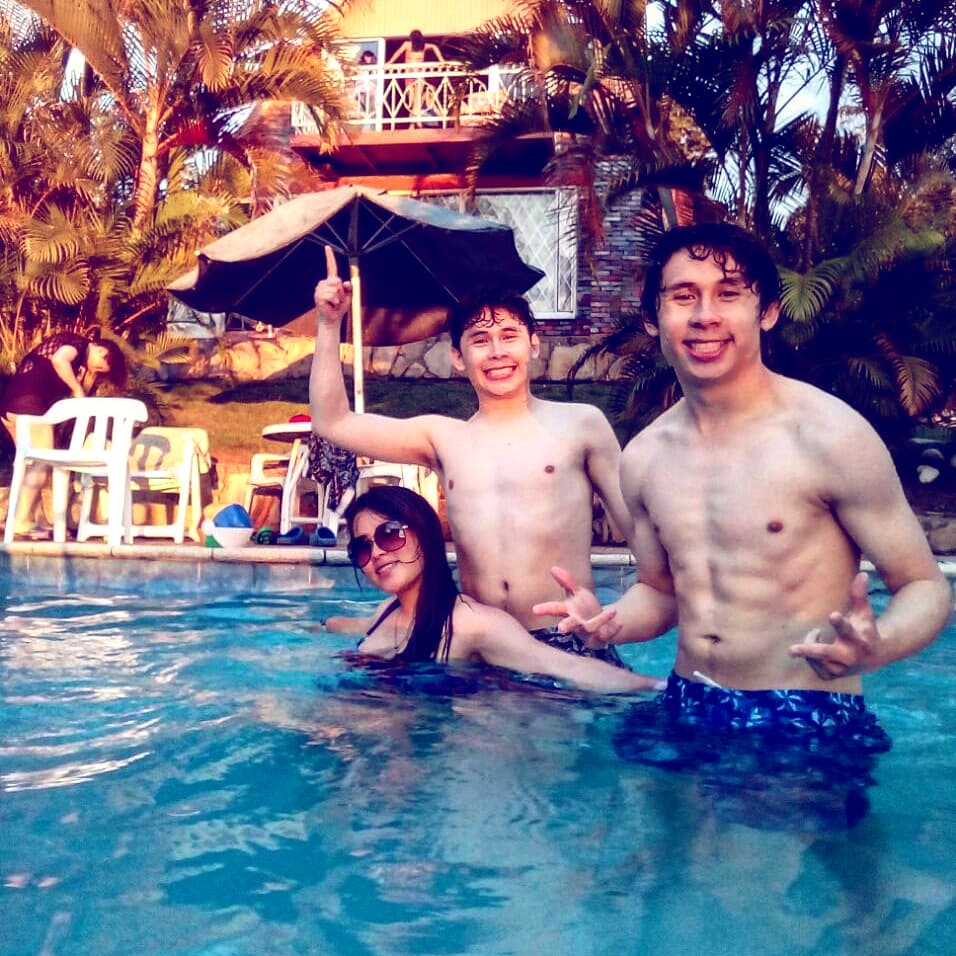 Ivan_Huellas's tweet photo. Siempre daré gracias a Dios por vivir tan bellos momentos al lado de los que amo, de mi razón para seguir adelante, de mi motor.. al lado de mi hermosa Familia, los amo infinitamente!!! 🎉 #TBT 🎉 https://t.co/4EorkZdNiL