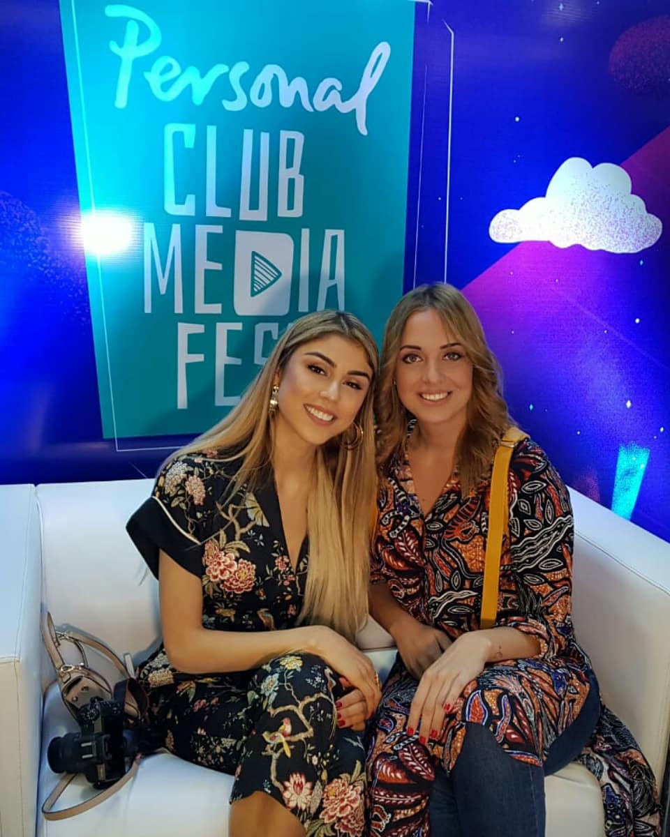 los40Paraguay's tweet photo. ¡Tantos ÍDOLOS juntos! 😱🙌 Presentes con @andreambo en la rueda de prensa, hablando con los #YouTubers más importantes del mundo, super ansiosos porque se viene CON TODO el #PersonalCMF de la mano de @PersonalCMF 🔝

¿Estarás ahí este sábado? #LoMás40 #Pone923 https://t.co/TgI347SAd1