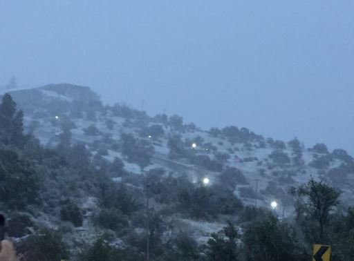 meganoticiascl's tweet photo. [FOTOS] Registran caída de nieve en la zona oriente de Santiago https://t.co/OKKCdMMCch https://t.co/pOQic2HhgM