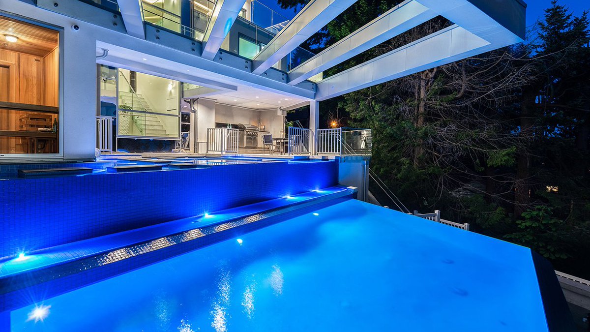 MansionGlobal's tweet photo. An Airy Designer Home in Vancouver https://t.co/AuBPgWrQ2B https://t.co/oF41NteEq6