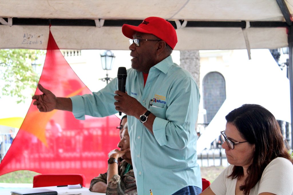 ErikaPSUV's tweet photo. En la plaza Bolívar de Caracas compartimos con comuneros y comuneras sobre el programa de recuperación, crecimiento y prosperidad económica.
Todos tenemos la corresponsabilidad de orientar, formar, concientizar y sensibilizar en cuanto a este tema.
#EstabilidadEconomica https://t.co/7DtXolfU0w