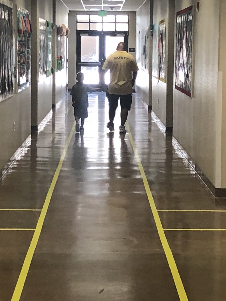 teresa_myoung's tweet photo. This beautiful moment was captured at Williams Elementary School. We’re all “in this” together. @BobNelson_FUSD @kim_mecum @fresnounified @CIPL_FUSD @Williams_Elem https://t.co/xswL9M1HR0