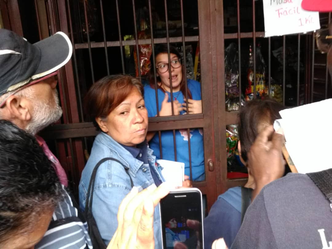 ErikaPSUV's tweet photo. Esta tarde nuestros Comités de Defensa de Precios Justos realizaron un abordaje a diversos comercios, para velar por el cumplimiento de las medidas del #Plan50 en el marco del Programa de Recuperación Crecimiento y Prosperidad Económica @NicolasMaduro
#EstabilidadEconomica https://t.co/BSAgp0P3Ll