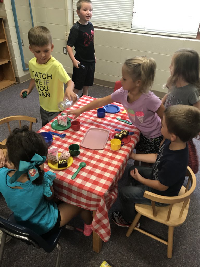 MrsBruggeman379's tweet photo. #DramticPlay and #Painting were our new free play choices! #lincoln379 #USD379 https://t.co/Dw7cDD1eQ9