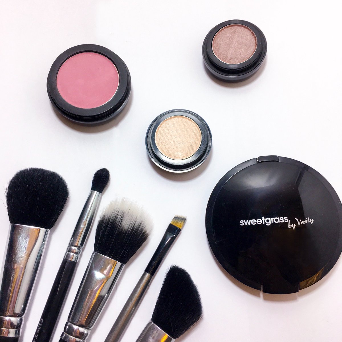 Emeralddayspa's tweet image. Make up touch ups and consultations are always complimentary. Let us help you enhance your natural beauty! #makeup #yyjspa #spatip #skincare #beauty #ThursdayAesthetic #bestdayspa #youngblood