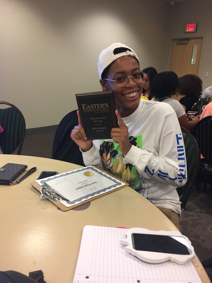 emix_1015's tweet photo. When #RisingStar brings her award to training 🙄💕😂 #truEMU #liveEMU #PittmanNeverStops #MissionAccepted https://t.co/wagoDL0LIZ