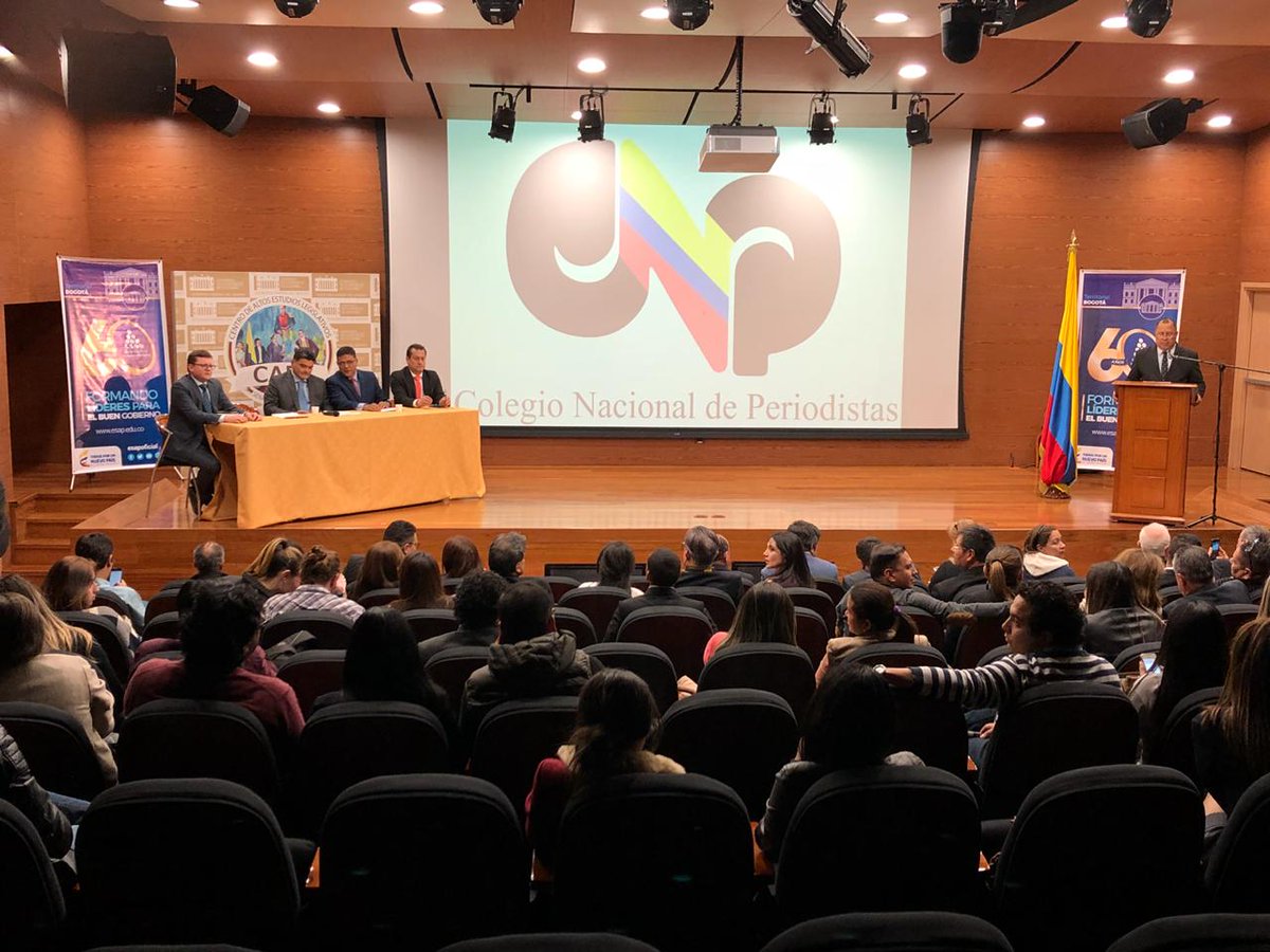 ULaGranColombia's tweet photo. Hoy nuestro rector @rectorugc estuvo presente en la charla del acto de instalación del Diplomado "El Periodista en el Escenario de la Administración Pública como Facilitador de Paz en Colombia".
#TodosSomosUGC #OrgulloUGC https://t.co/FGbEsZtxsn