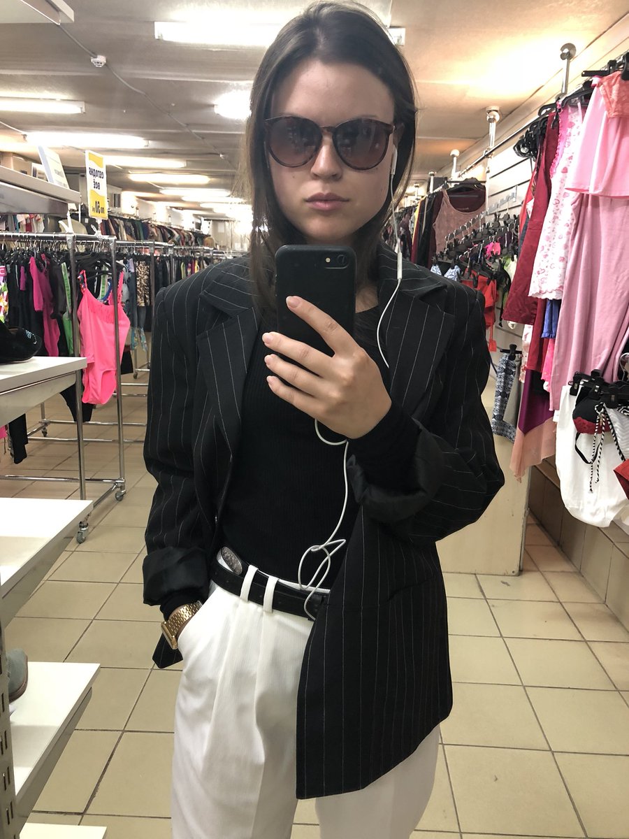 ValeriyaJackson's tweet photo. А в пиджаке пистолет и в кармане кастет😂 https://t.co/70gtZON8LD