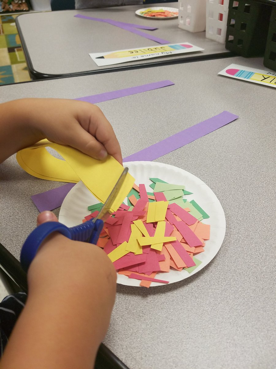 Donnellgiggles's tweet photo. Building their love for reading means getting books into these little hands early on! Reading buddy expectations and cutting practice w/scissor salad! We also had perfect attendance again today!!! @RandallBears #isdkinder #BearsDeserveIt #PictureReading #WeCanDoThis https://t.co/rRkqqW4OVr