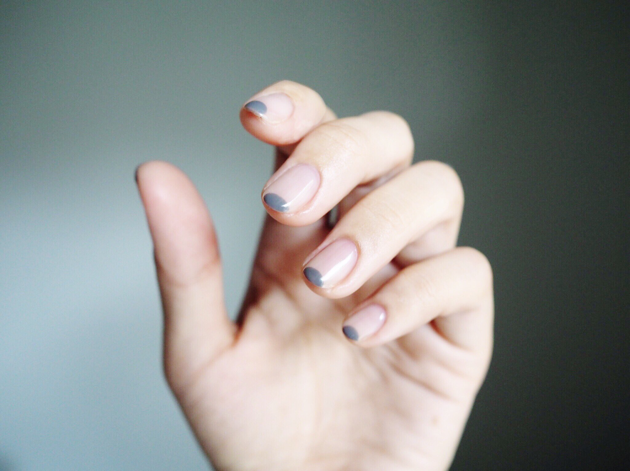 Nail Yumihari Twitterissa グレーのちょこっと丸フレンチ 可愛い雰囲気の丸フレンチもグレーで大人っぽく Short Nail ネイル ネイルデザイン ショートネイル ナチュラルネイル ニュアンスネイル 秋ネイル シンプルネイル クリアネイル 丸フレンチ