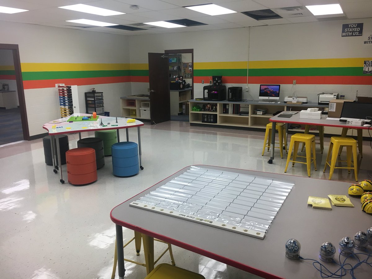MrPicard_HES's tweet photo. The new tech space is finally ready for kids. Some got a sneak peek this evening and they were blown away. #HappyHillendale #hestech https://t.co/aYqrNT0Pgh