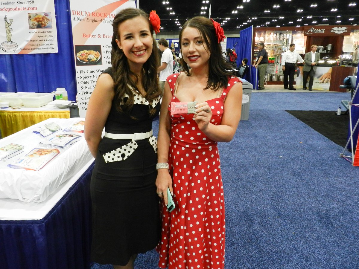 EverglobeCorp's tweet photo. These lovely ladies ladies were happy to find an @WipalaSnacks energy bar made of organic Quinoa! @TheFoodShows. #westernfoodexpo #healthyfoodexpowest #CoffeeFestLA #everglobecorp #organic #GlutenFree #nongmo #snacks #superfoods #ecuador #andeanmodeon #ThursdayMotivation #natural https://t.co/iyU7Cgvfj4