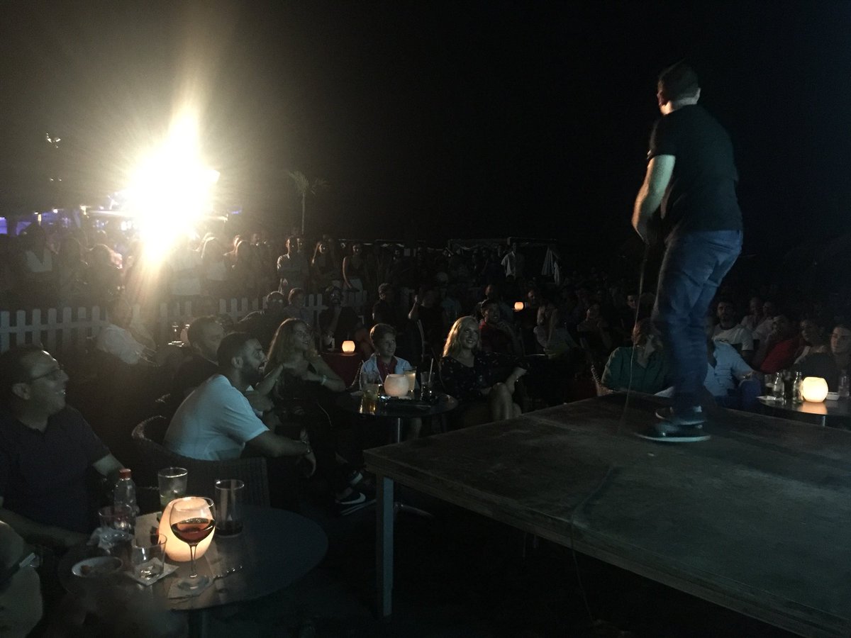 comicos_tv's tweet photo. Las noches que nos regala el verano en @Hoyo19Motril de la mano de @DavidRubio0 #ComicosUnoaUnonopara https://t.co/rZTlIold5P