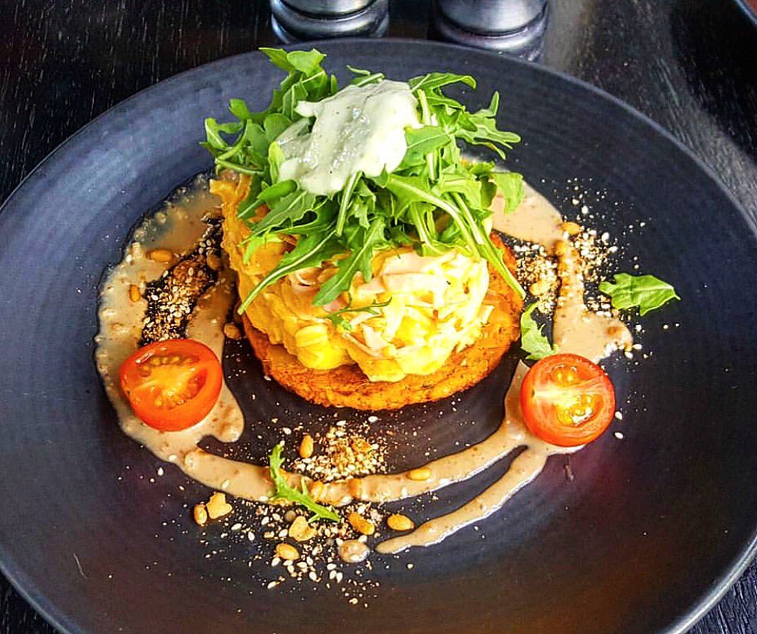 The view from here looks pretty damn good 👌. Sweet potato hash brown and scramblies at @mapleandclove_canberra with <a href="/NatGalleryAus/">NationalGalleryAus</a>. 

#food #foodporn