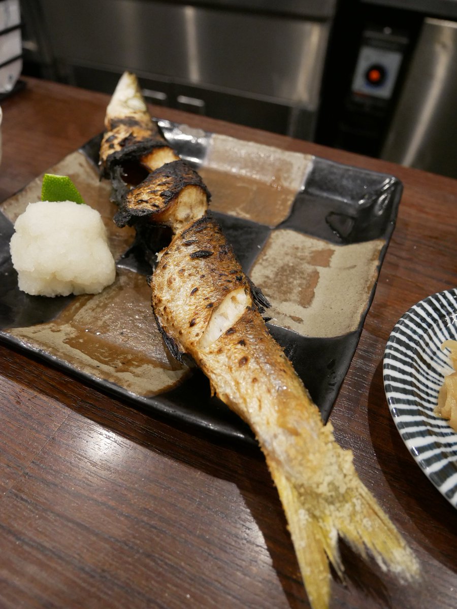 のなめ No Twitter まだまだ暑いけどお魚たちは秋模様 今日は長いものに巻かれる一日になりそう 焦げた脂も香ばしく どちらも甲乙つけがたし イイネイイネー 新さんま塩焼き定食 １１入 秋かます塩焼き定食 高はし 築地市場駅