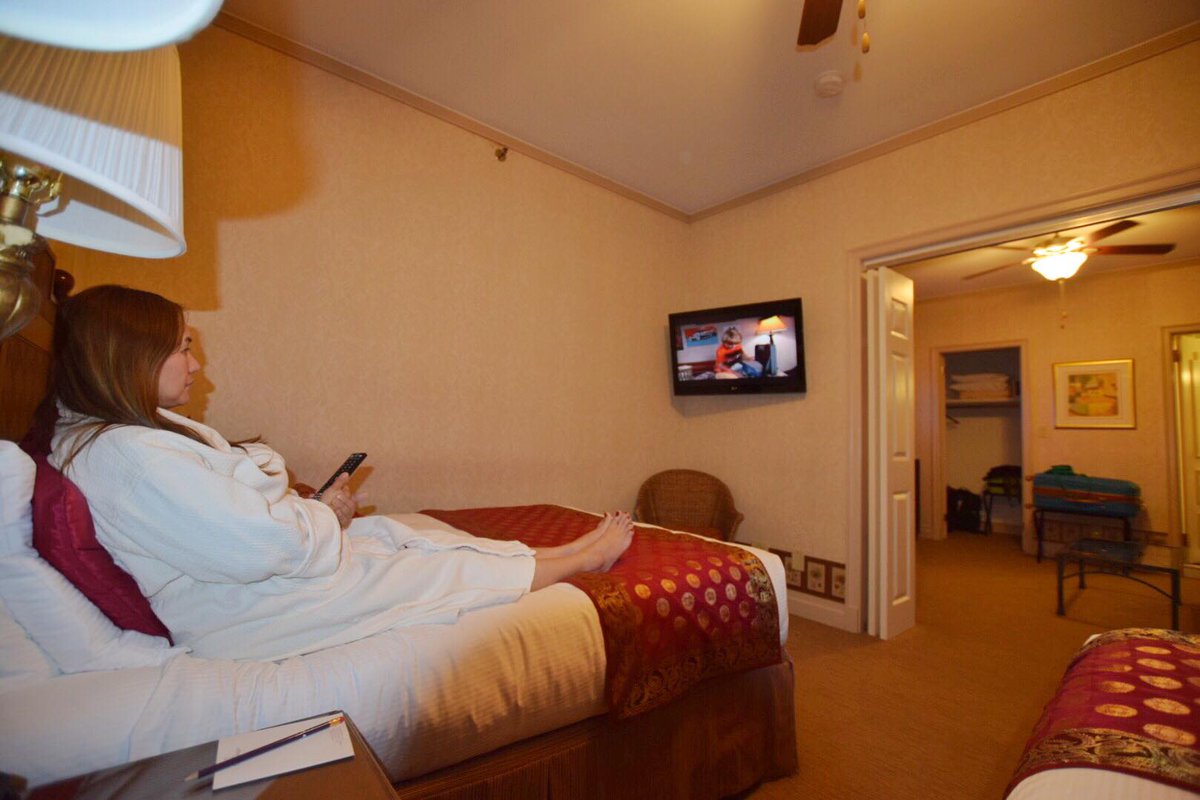 2MonkeysTravel's tweet photo. Mom have her own double bed for the night and also enjoying the hotel’s bathrobe! 🤪🤪 #casablancahotel #libraryhotelcollection #timessquare #NYC #NewYork #BackNYC #USA #VisitTheUS @VisitTheUSA @LibraryHotelLHC @CasablancaHotel https://t.co/hPoWnoAQoO
