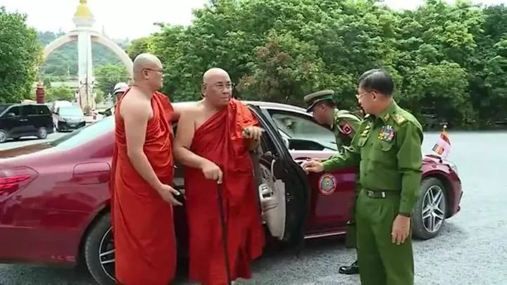 Commander of Defence Service SG Min Aung Hlaing welcome Thitagu Buddha Monk U Nyanneithara.
