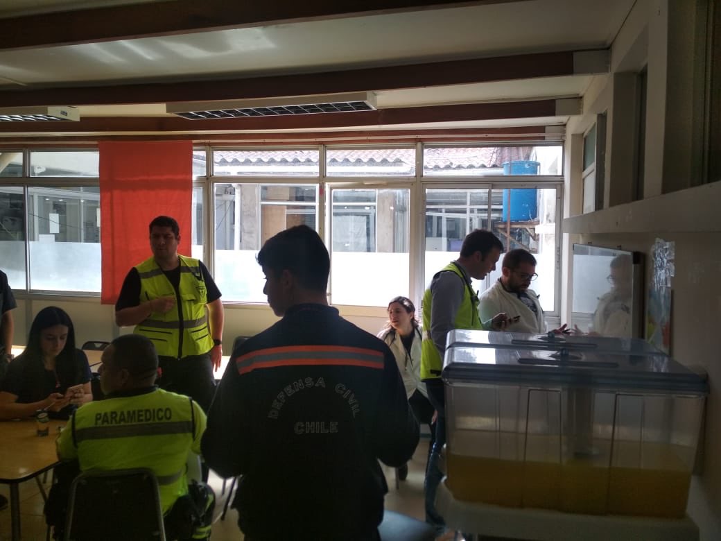 dc_quintero's tweet photo. Hoy jueves 23/08/2018 personal de la Defensa Civil de Chile sede local Quintero prestando servicio en los distintos colegios de la comuna evacuando por contaminación medio ambiental y también en prestando ayuda en hospital de Quintero https://t.co/QoDPFpHGP8
