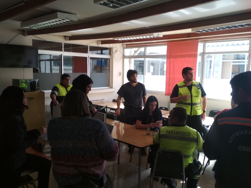 dc_quintero's tweet photo. Hoy jueves 23/08/2018 personal de la Defensa Civil de Chile sede local Quintero prestando servicio en los distintos colegios de la comuna evacuando por contaminación medio ambiental y también en prestando ayuda en hospital de Quintero https://t.co/QoDPFpHGP8