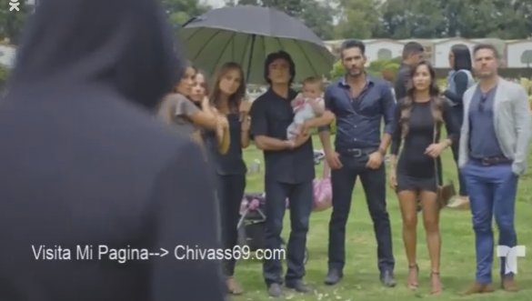 TeamJuanPaLlano's tweet photo. #Cap53 Daniel aparece en el entierro de Ximena sorprendiendo a todos !!! #SinSenosSiHayParaiso #SinSenosSiHayParaiso3 @juanpablollano @FabianRiosS @FRANCISCO_BOLI @siachoque @CVillaloboss https://t.co/rhawwwKxF0